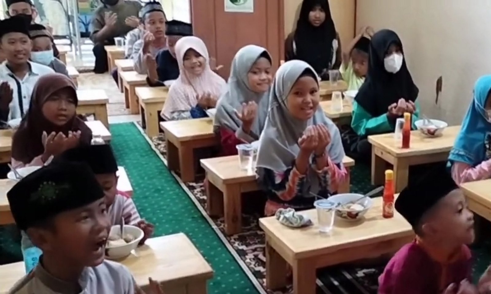 Makan Bersama Adik-Adik Yatim Binaan Yayasan Bahtera Amal Shalih,Jum’at 15 Oktober 2021
