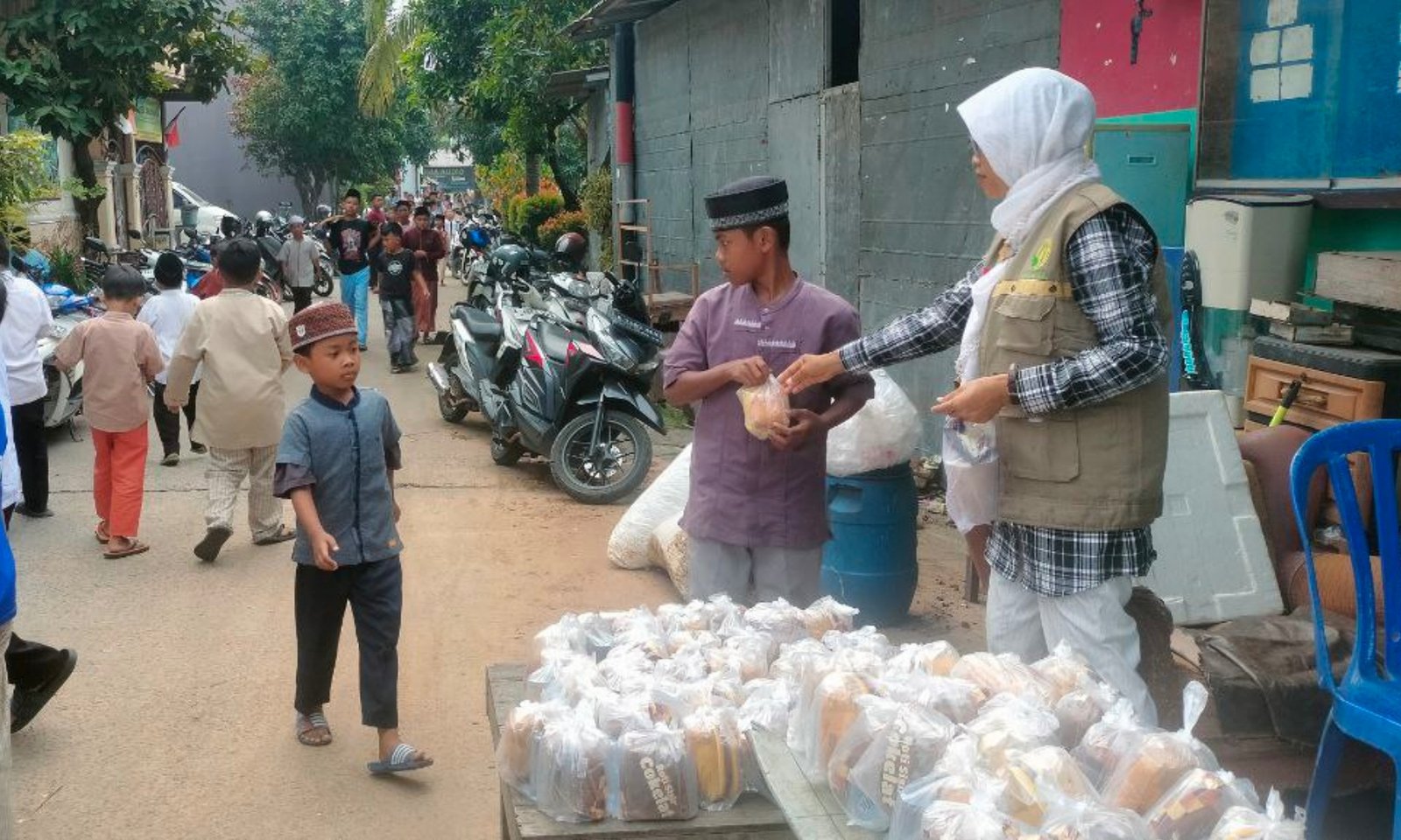 Senyum bahagia terpancar dari wajah para penerima manfaat dari Program Tebar Hidangan Jumat Berkah